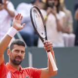 Novak Djokovic a remporté son 100e titre samedi à Genève KEYSTONE/MARTIAL TREZZINI
